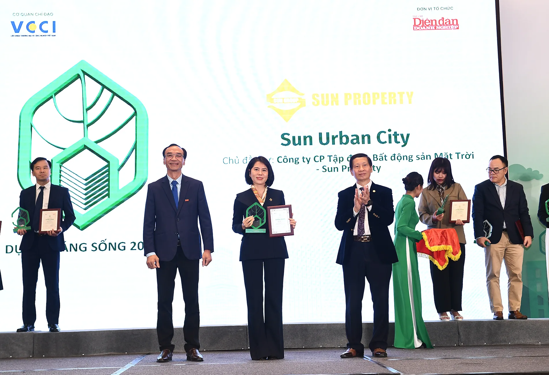 Bà Trịnh Kim Ngần, Giám đốc Kinh doanh Sun Property nhận chứng nhận "Dự án đáng sống" cho Sun Urban City Hà Nam. Ảnh: Sun Group