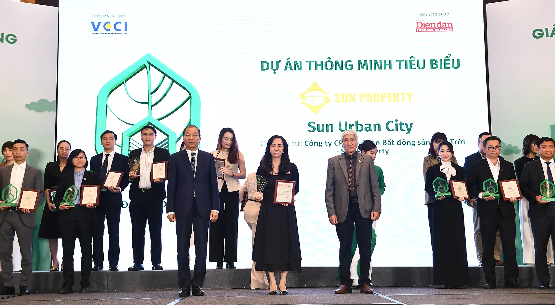 Bà Nguyễn Kiều Anh, Giám đốc Marketing và R&D Sun Property nhận chứng nhận "Dự án thông minh tiêu biểu" cho Sun Urban City Hà Nam. Ảnh: Sun Group